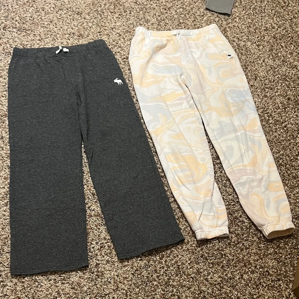 Abercrombie Kids Charcoal and Cream Joggers and wide leg fleece - Picture 2 of 4